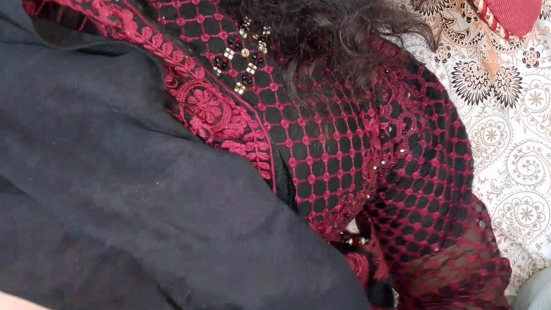 QueenbeautyQB: Hintli evli kadın sikimi amının içinde istiyor