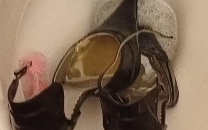 High Heels Kingdom: Seksi sivri yüksek topuklu ayakkabılar üstüne işiyor ve tuvalette sikiliyor
