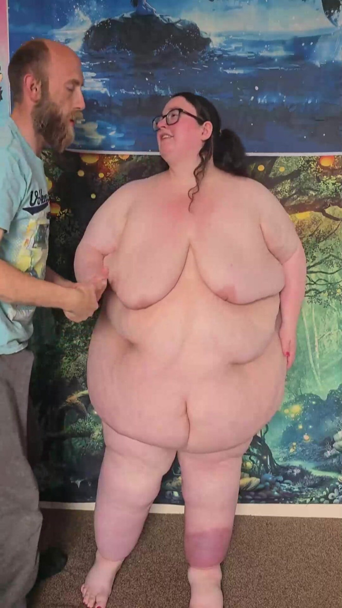SSBBWLadyBrads: ssbbw 脱光和亲吻肚子抚摸