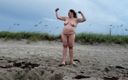 Twinkie MILF: Madura grandota siendo tonta y caminando en la playa nudista