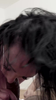 Geile MILF gibt schlampiges sperma im mund, pOV-blowjob