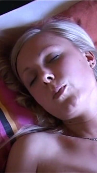 Sexy blondes teen mit zöpfen hat solo-sex mit einem riesigen sex-spielzeug