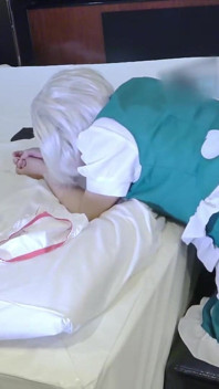 Cosplay ontmoeting. Verpleegsterstijl cosplayer deelt een speelse en intieme privésessie in karakter - deel 2