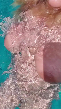 Nadando en las aguas azules de Grecia a tope desnudo ...