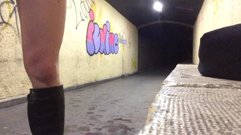 The Midnight Minx: Crossdresser merekaidnightminx wank bawah tanah