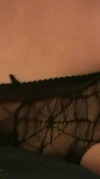 Chloe james zieht sich vor einer kamera aus
