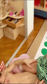 Nadržený milenec šuká svou přítelkyni mokrou kundu na podlahu a na židli