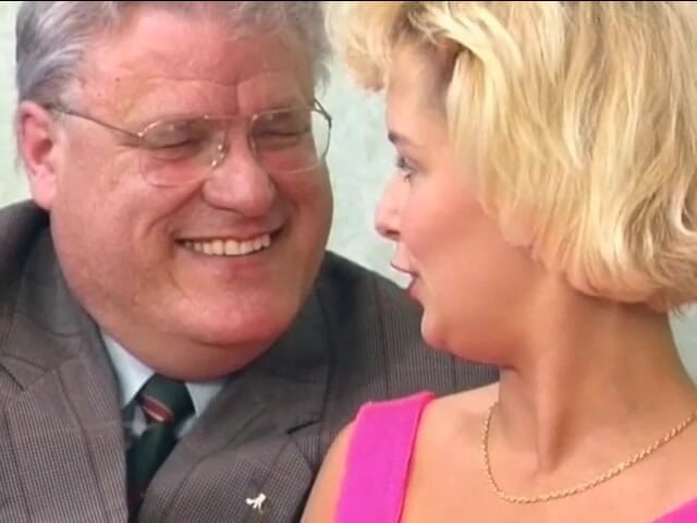 German amateur couples: Een blonde Duitse man werd vernieerd door de pik van...