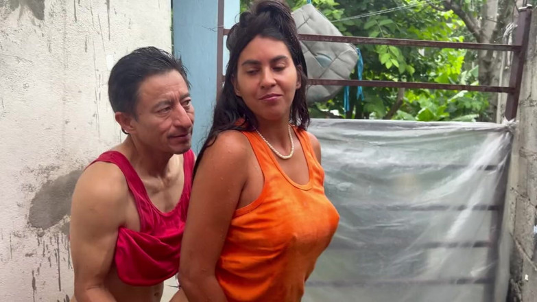 Lady: La matrigna tettona scopa il giardiniere anziano della tenuta