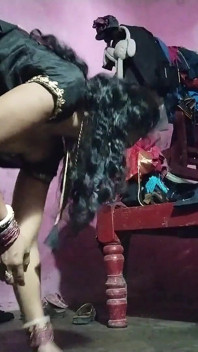 Desi Vesnice Bhabhi je plný nahý sex v kočáru a sání ptáka tím, že ho dává do pusy a dělá to sexy