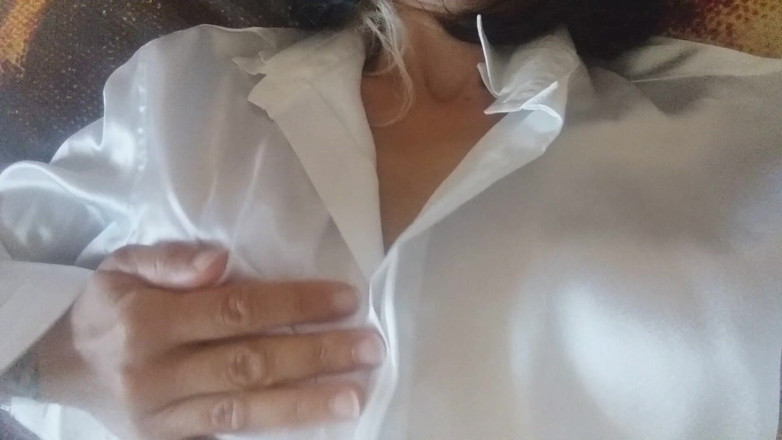 savannahamatoriale: Avec le gode ceinture et la chemise en soie que...