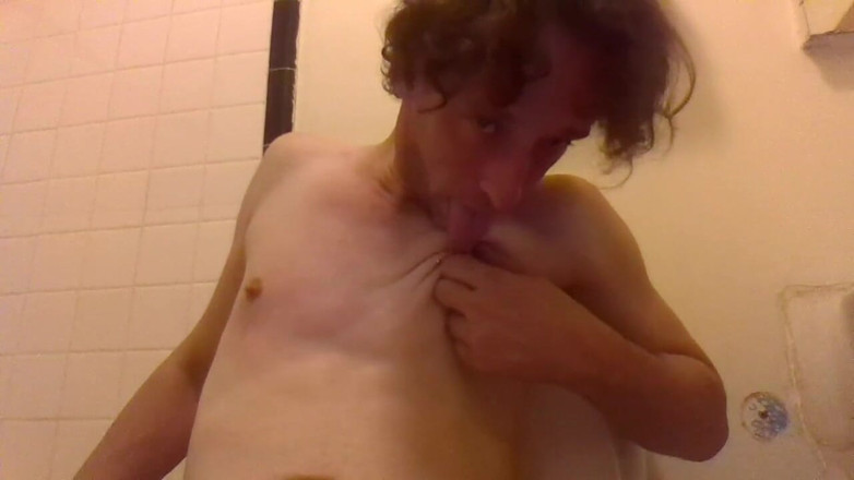 LilTaste: Lamiendo mis pezones, en mi baño