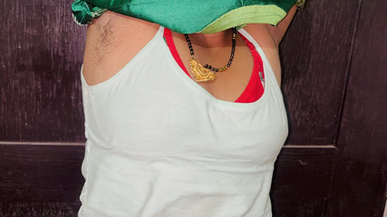 Desi Bhabhi 01: La vicina bhabhi viene scopata con un ragazzo locale