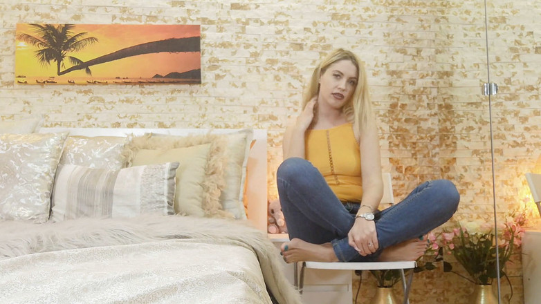 Erotic Tanya: La ragazza carina in jeans scoreggia su di te