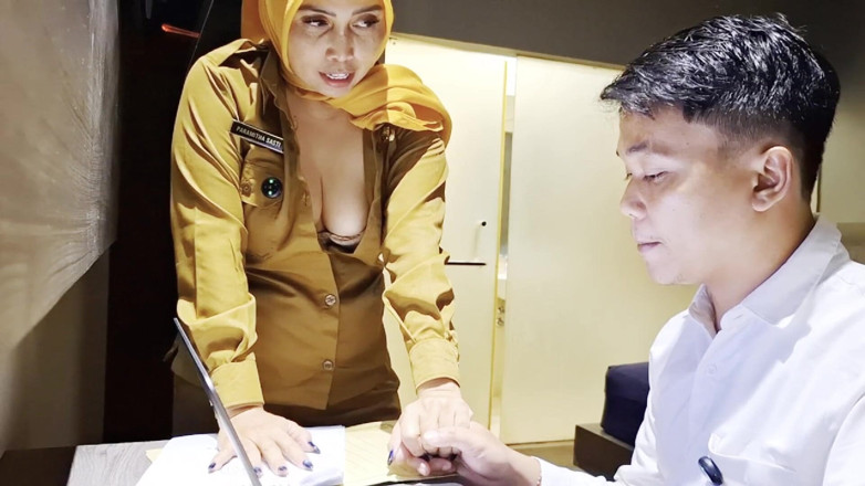momi_itha_: Ngentot Teman Kantornya Setelah Laporan Rapat Selesai