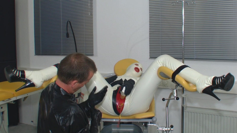 Rubber & Clinic Studio - 1ATOYS: Gummischlampe auf dem frauenstuhl teil 1