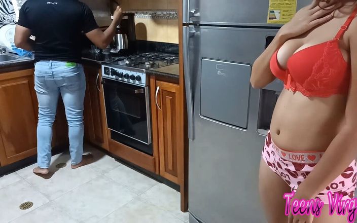 Teens Virgen: Ele pega a meia-irmã sexy com enormes peitões na cozinha...