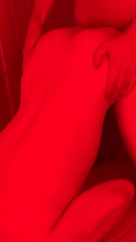L'hanno messa in posizione a pecorina e l'hanno scopata nella stanza rossa.
