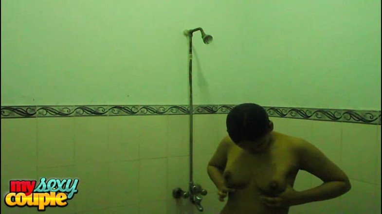 Desi Couple Sunny & Sonia: Bini desi mandi selepas seks