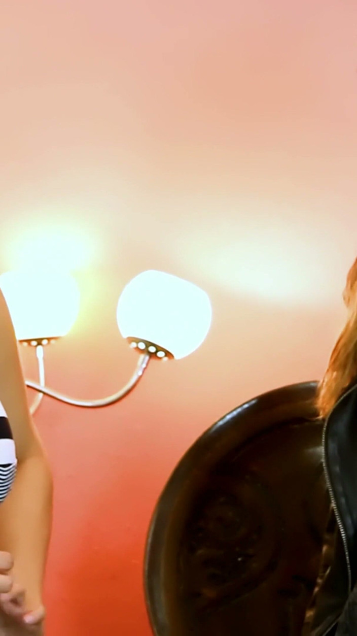 Lesbian Love Movies: टैटू वाली सुनहरे बालों वाली अपनी जीभ काले बाल वाली में दफन करती है - पैर गहरे हेडबोर्ड के खिलाफ