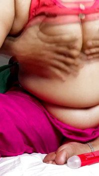 Aku memasukkan kontol tebalku ke mulut ibu tiriku dan menyetubuhinya. Aku merem melek rambutnya dan nyepong kontolku ke mulutnya