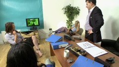 We heart Milfs: Peituda morena cookie é fodida usando meias depois de uma reunião