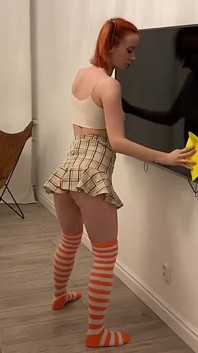 Fată cu cozi de cal își curăță apartamentul fără chiloți!