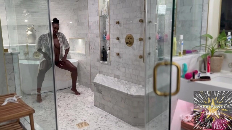 Star Power Media: 官能的な浸水:ジアナのいたずらな風呂の挑発