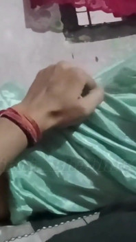 Kocası evde yokken, kocasının arkadaşı çok sikişiyor.