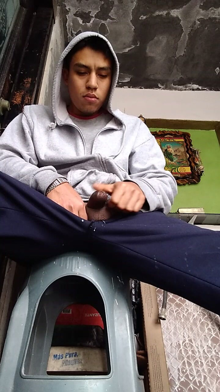 AlexAlejandro13: 在我家门口的观众面前自慰