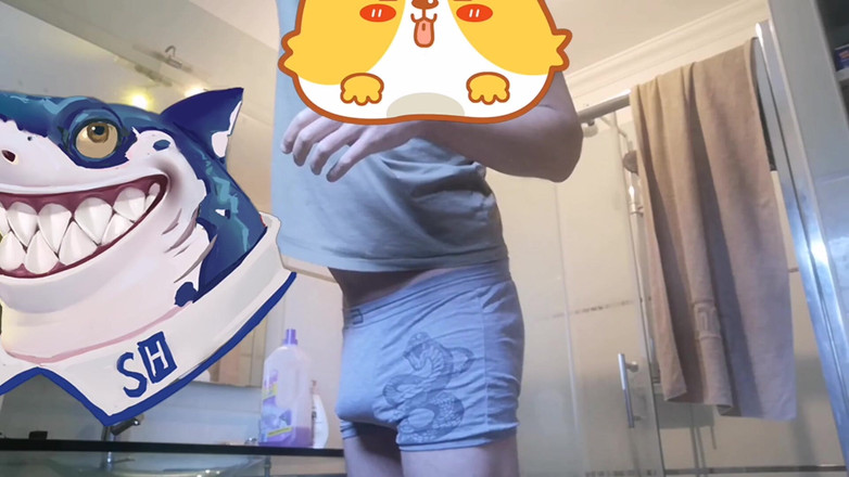 Rafael Torreano: Sesión de meo matutino en el baño, ducha con paja...