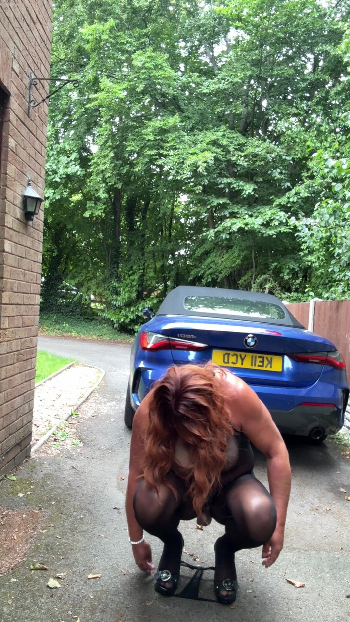 Kellycd2022: काली पेंटीहोज कैटसूट और हील्स में सेक्सी क्रॉसड्रेसर kellycd2022