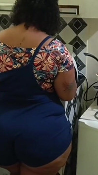 Abgelenkte angestellte nimmt cumshot in den arsch, ohne es zu wissen