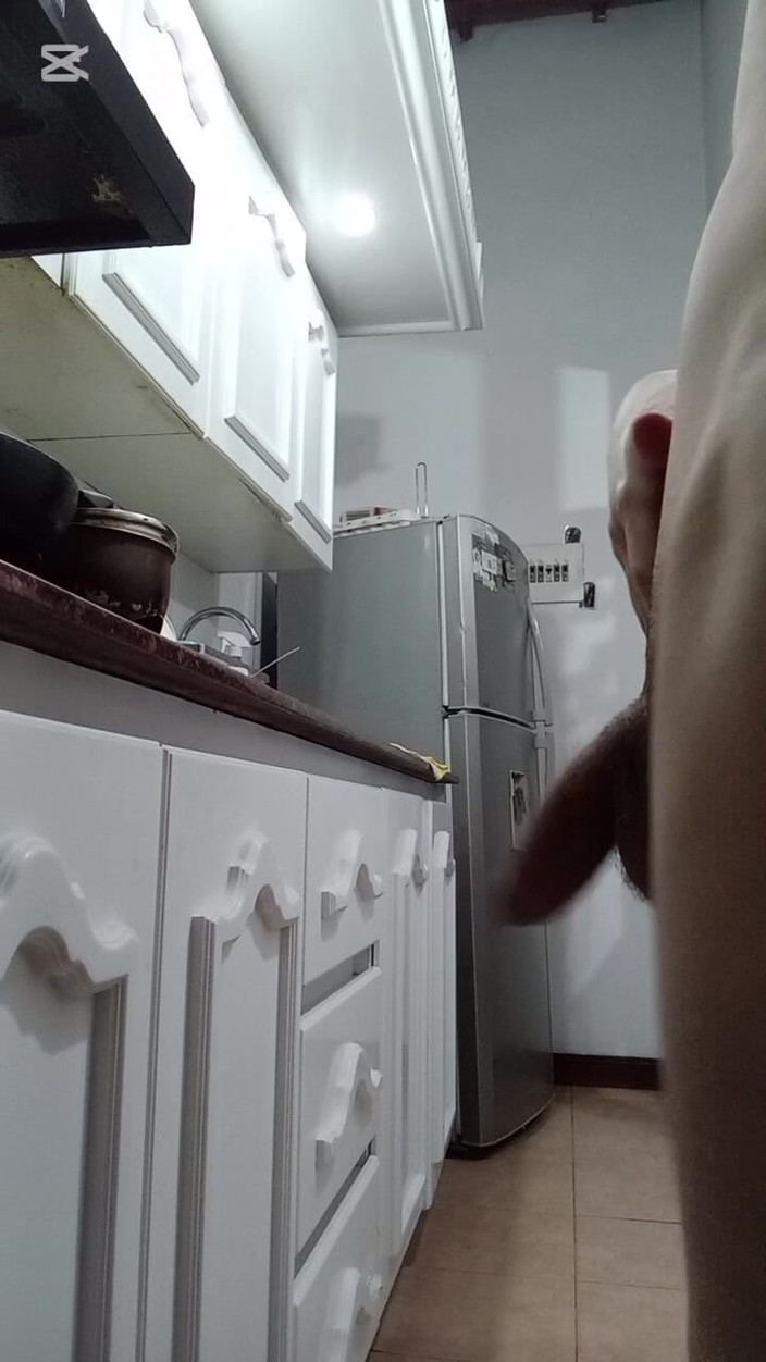 charlessteel: Cucinare nudo e giocare con il mio cazzo