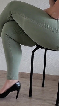 Blugi verzi sexy și tocuri înalte