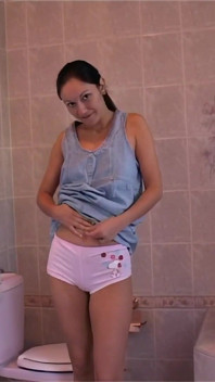 Eine sexy Brünette mag es, sich selbst zu berühren