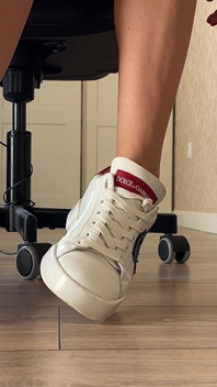 Provocación de pies en zapatillas de deporte, descalza, tacones altos