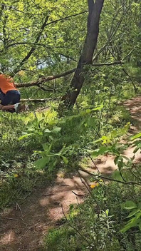 Tertangkap bercinta dengan dua pria di hutan