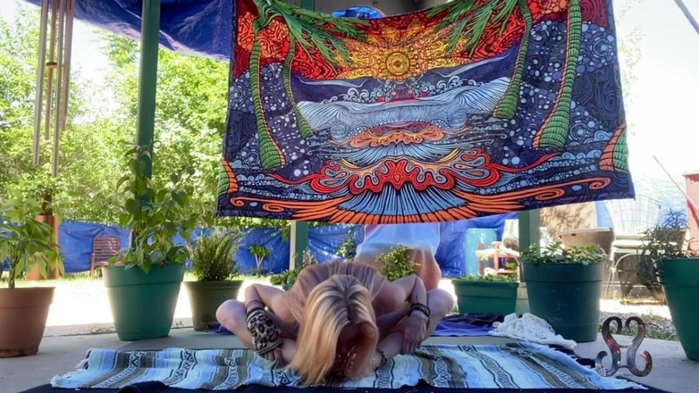 Serene Siren: Serene ao ar livre yoga leva a esguicho explosivo orgasmo -...