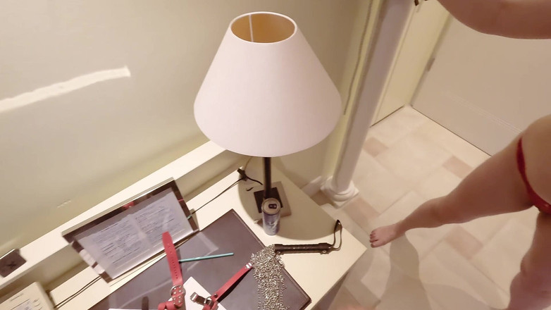 Elena917: Esaret, ağzı tıkaç, koli bandı ve buruna kıskaç