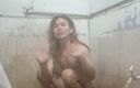Reynalda Paler: La bella ragazza sta facendo un bagno a Cr