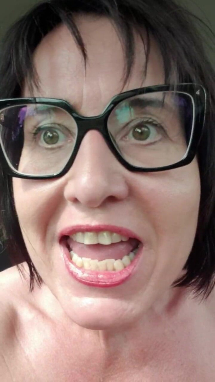 JulieEroticDress: Stříkání venku na parkovišti