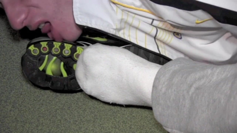 Sneaker gay: Sneaker sottomissione troia francese