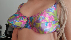 Only bras: Barevná saténová podprsenka Victoria Sec, pointy prsa