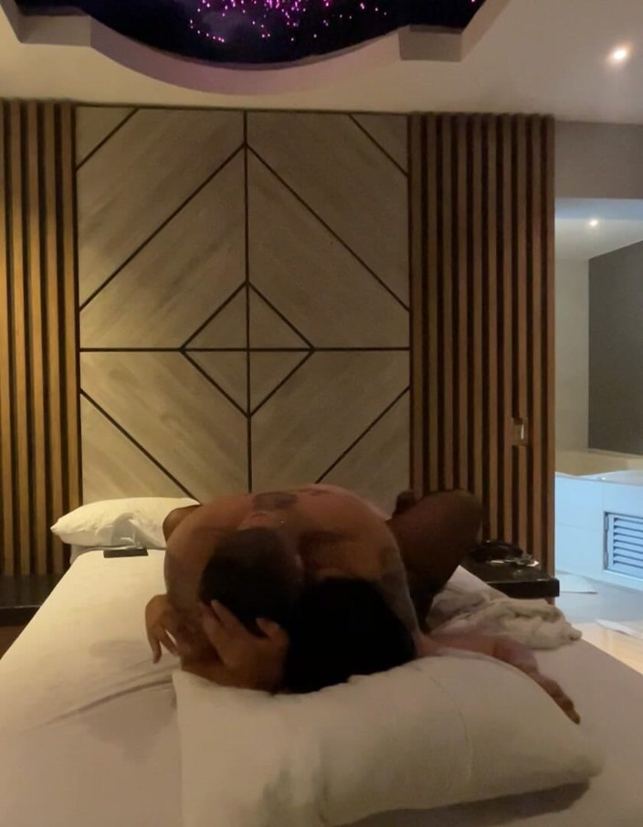 Monozion: 顺从的妻子在床上湿漉漉地喷射高潮