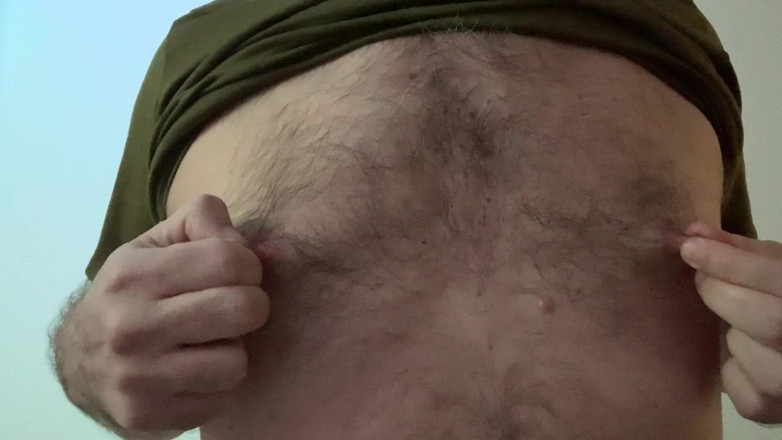 GayBear: travail des seins / mann spielt mit seinen nippeln