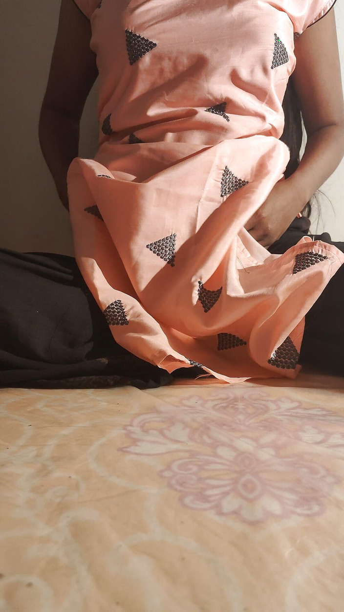 Sexypuja69: Hintli viral köylü kız amcığını gösteriyor