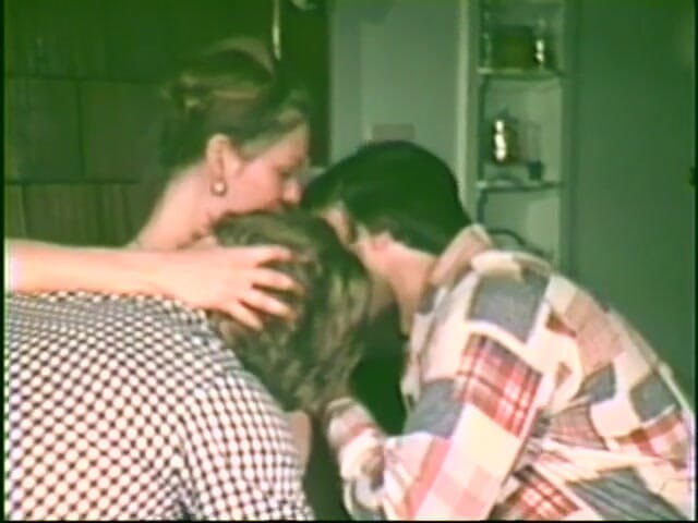 Vintage Usa: La milf pelosa ama dar piacere a due grossi cazzi