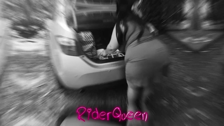 Riderqueen: BbW la matrigna latina viene avvicinata da un giovane vicino...