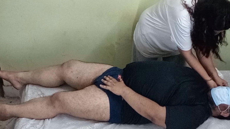 aliabegum: Медсестра с большими сиськами глубоко заглатывает и давится большим хуем, пока он не кончит